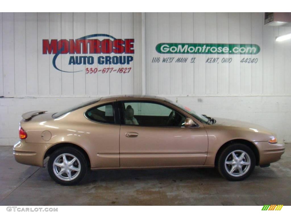 1999 Alero GL Coupe - Gold Metallic / Neutral photo #1