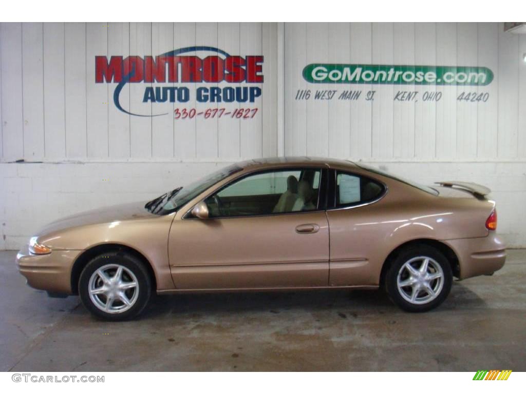 1999 Alero GL Coupe - Gold Metallic / Neutral photo #2