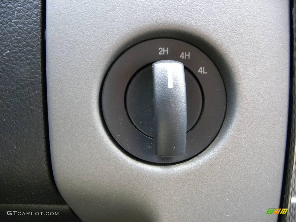 2006 F150 FX4 SuperCrew 4x4 - Oxford White / Medium/Dark Flint photo #24