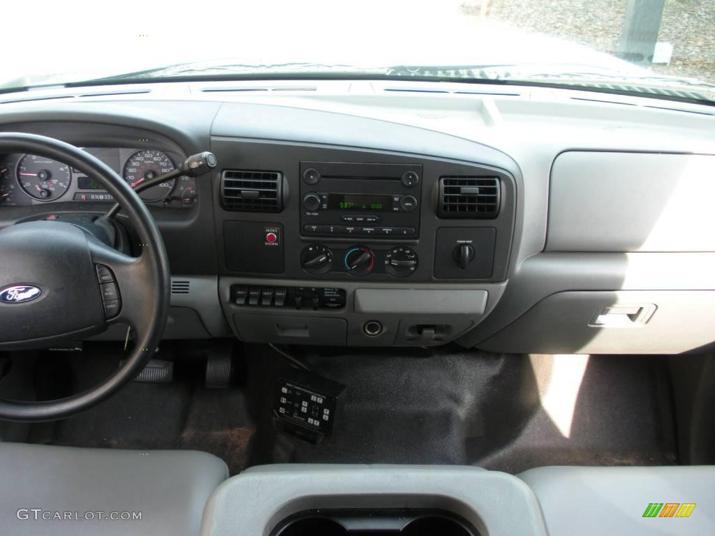 2007 F550 Super Duty XL Crew Cab Dually Commercial Utility - Oxford White / Medium Flint photo #18