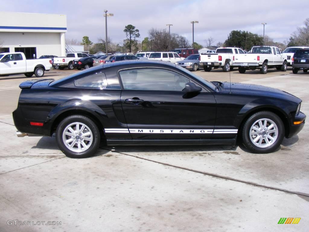 2007 Mustang V6 Premium Coupe - Black / Light Graphite photo #2