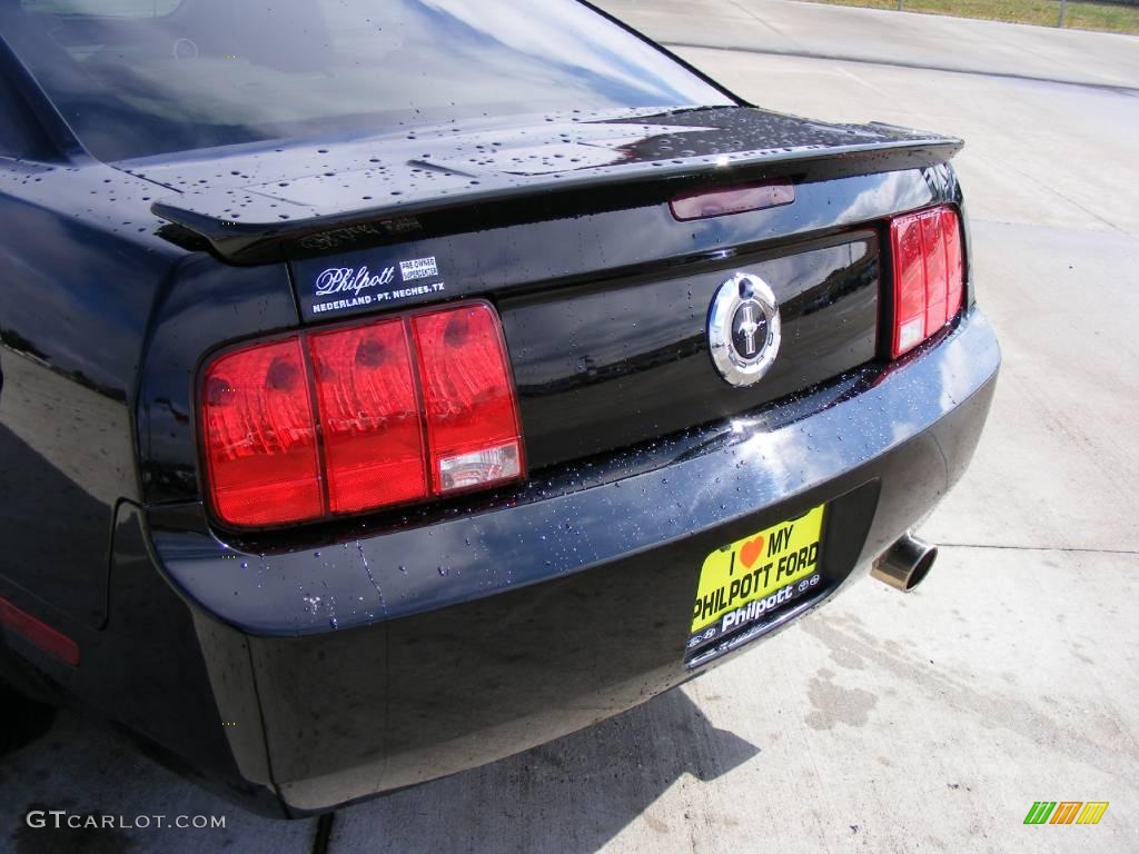 2007 Mustang V6 Premium Coupe - Black / Light Graphite photo #21