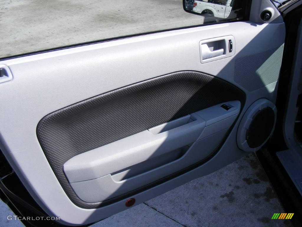 2007 Mustang V6 Premium Coupe - Black / Light Graphite photo #30