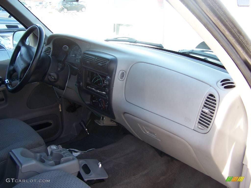 1999 Explorer XLS - Black Clearcoat / Medium Graphite Grey photo #18