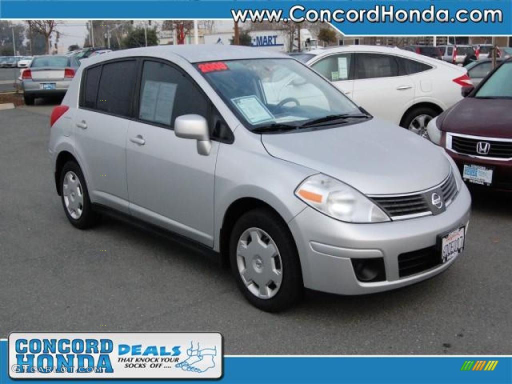 2008 Versa 1.8 S Hatchback - Brilliant Silver / Charcoal photo #1