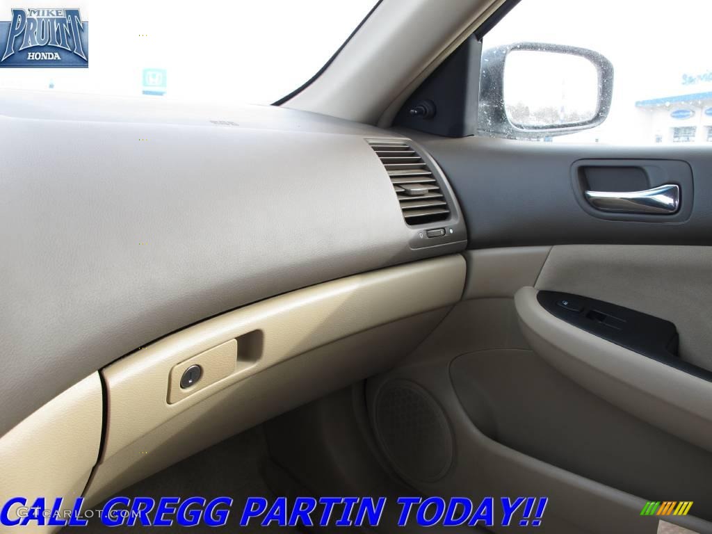 2006 Accord Value Package Sedan - Taffeta White / Ivory photo #21