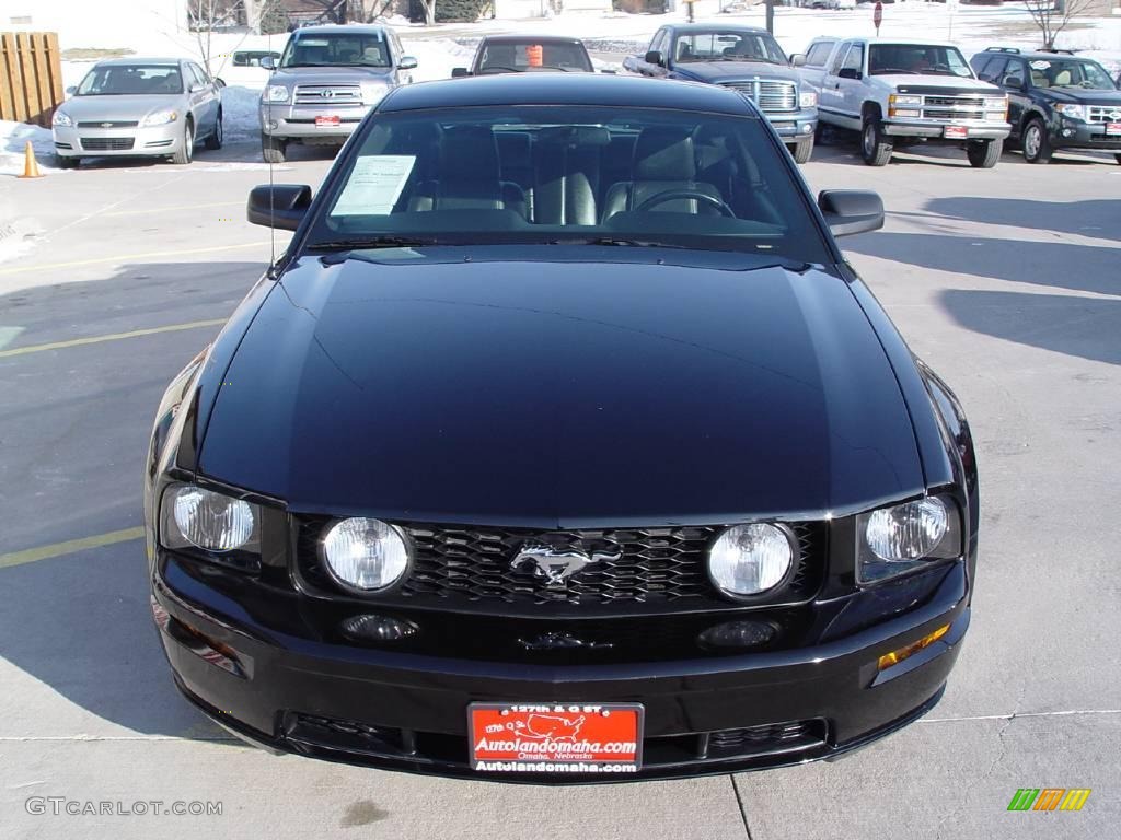 2006 Mustang GT Deluxe Coupe - Black / Dark Charcoal photo #15