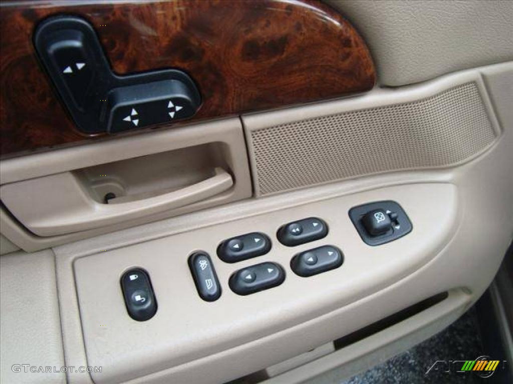 2004 Grand Marquis LS - Arizona Beige Metallic / Medium Parchment photo #49