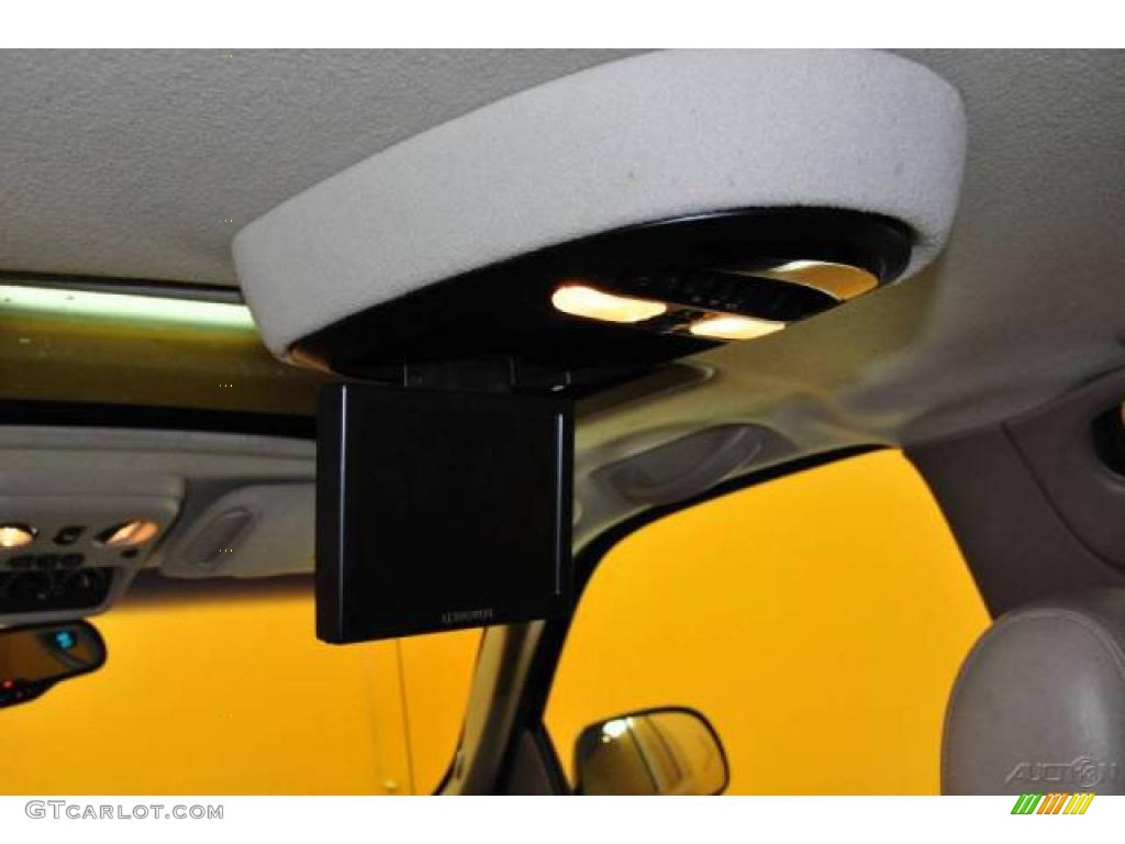 2003 Suburban 1500 LT 4x4 - Light Pewter Metallic / Tan/Neutral photo #17