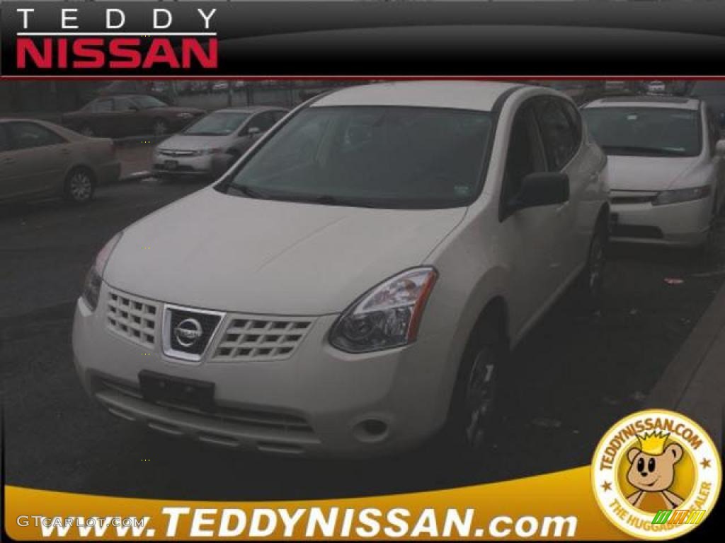 Phantom White Nissan Rogue