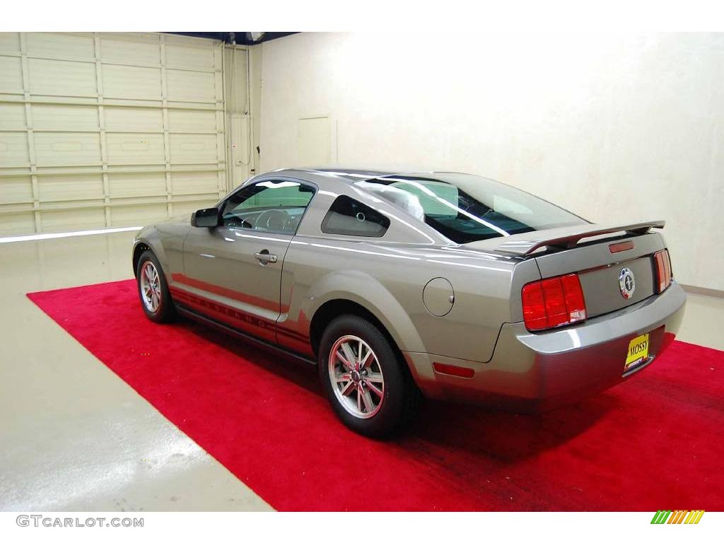 2005 Mustang V6 Premium Coupe - Mineral Grey Metallic / Dark Charcoal photo #4