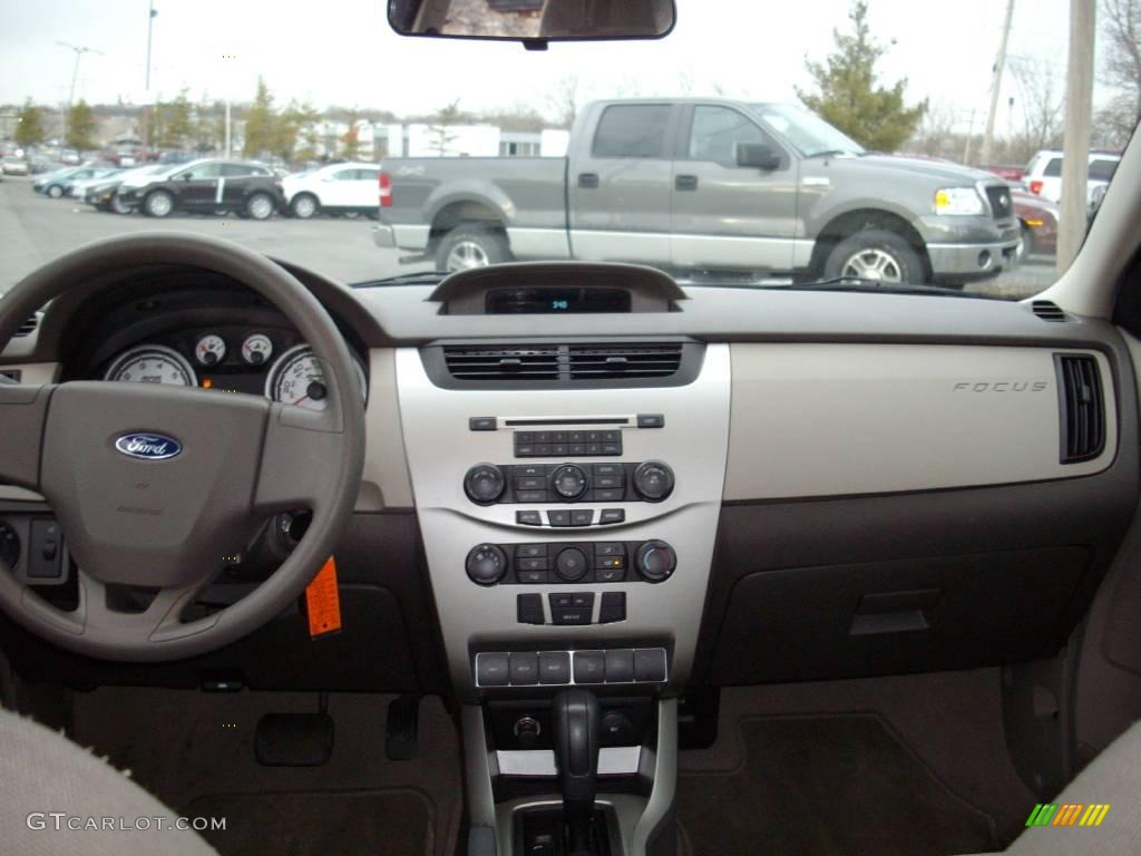 2008 Focus SE Sedan - Kiwi Green / Medium Stone photo #4