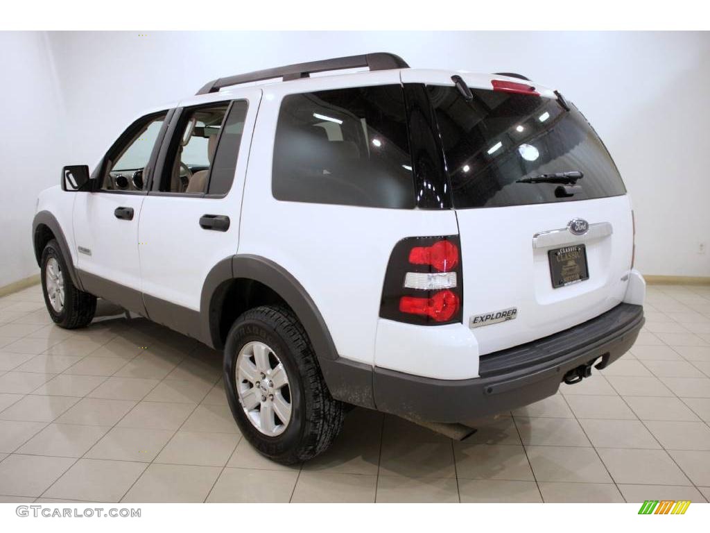 2006 Explorer XLT 4x4 - Oxford White / Stone photo #5