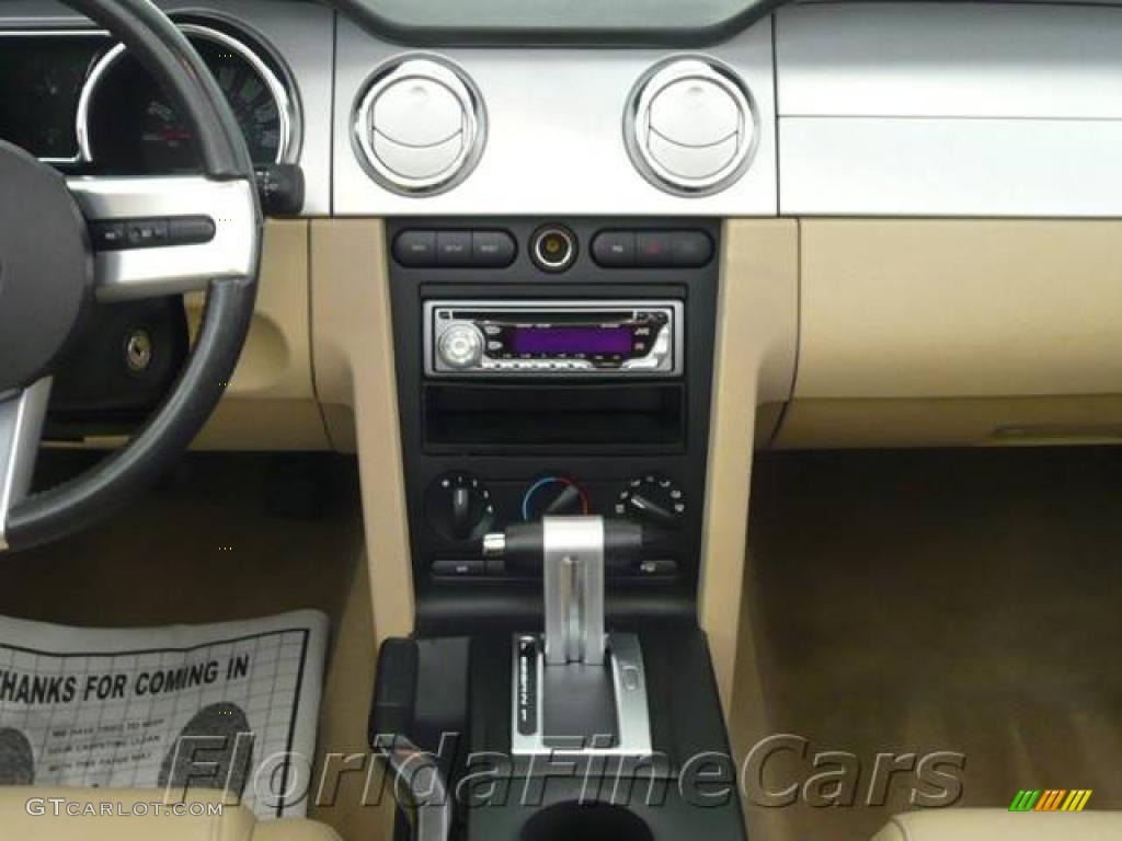 2006 Mustang GT Premium Convertible - Black / Light Parchment photo #18