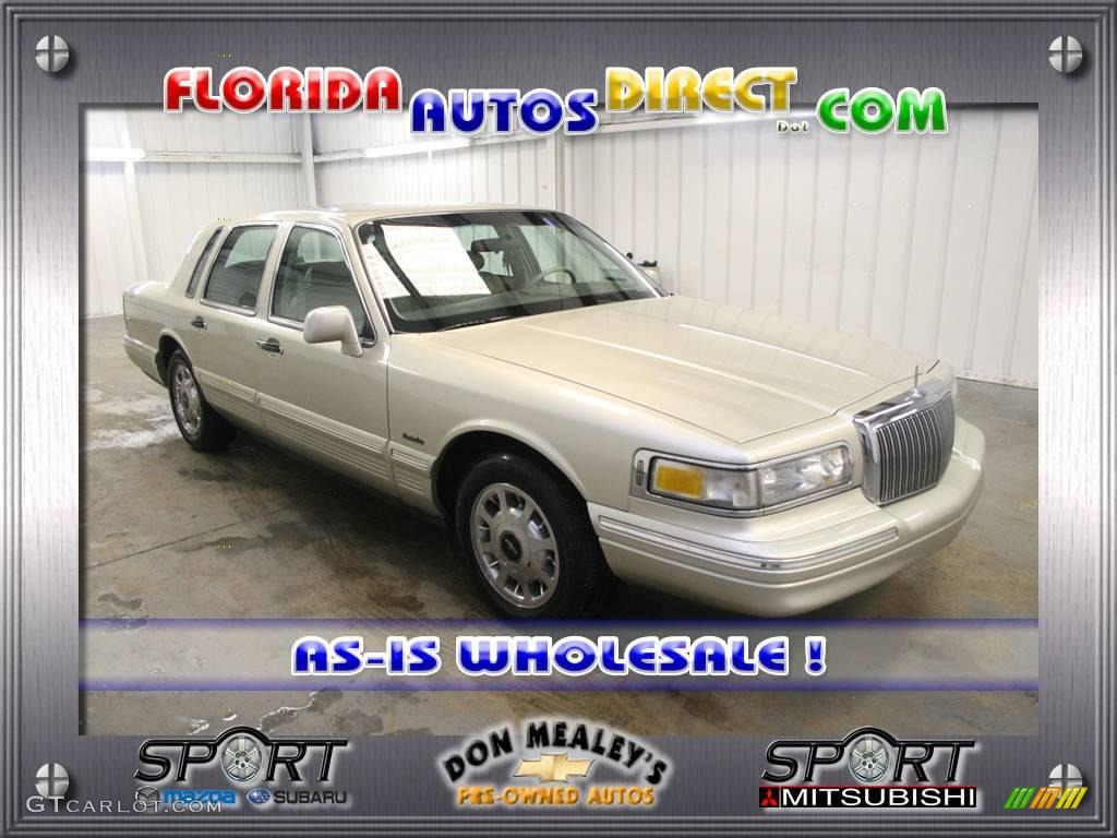 1997 Town Car Executive - Light Prairie Tan Metallic / Light Graphite photo #1