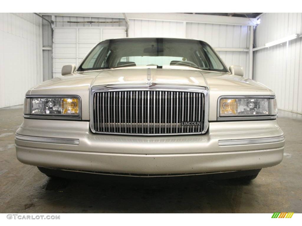 1997 Town Car Executive - Light Prairie Tan Metallic / Light Graphite photo #3