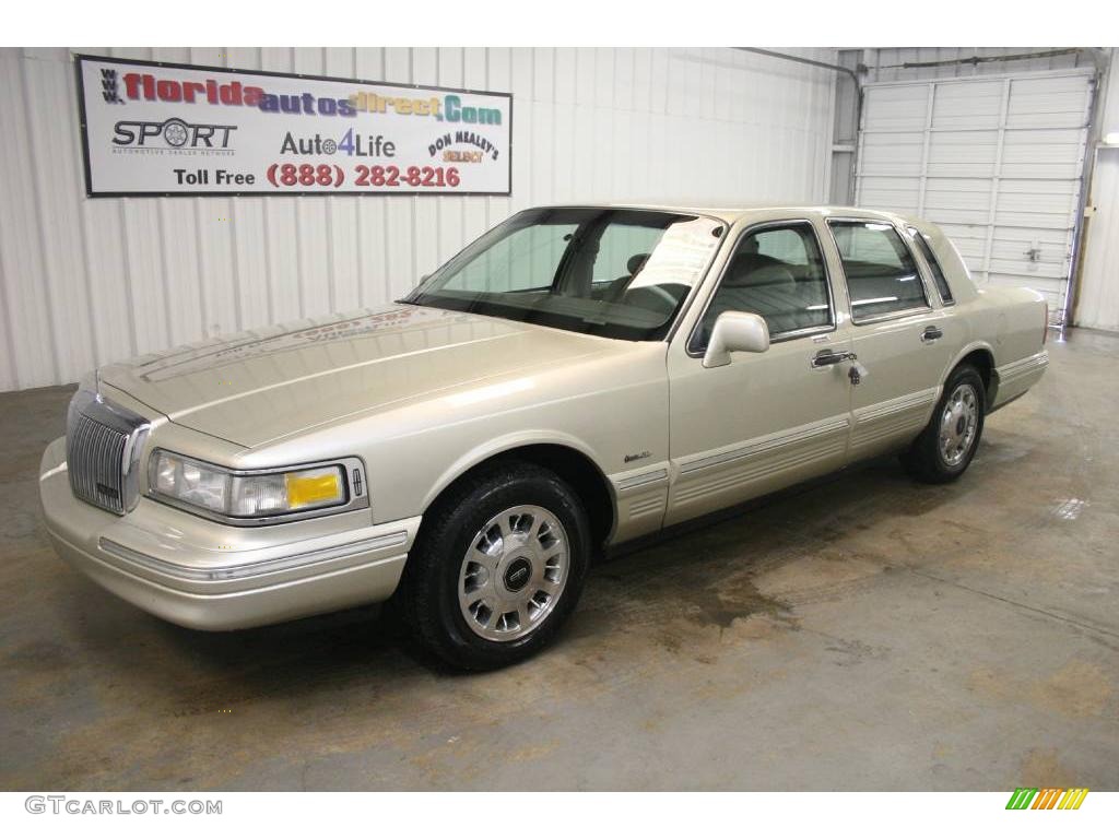 1997 Town Car Executive - Light Prairie Tan Metallic / Light Graphite photo #4
