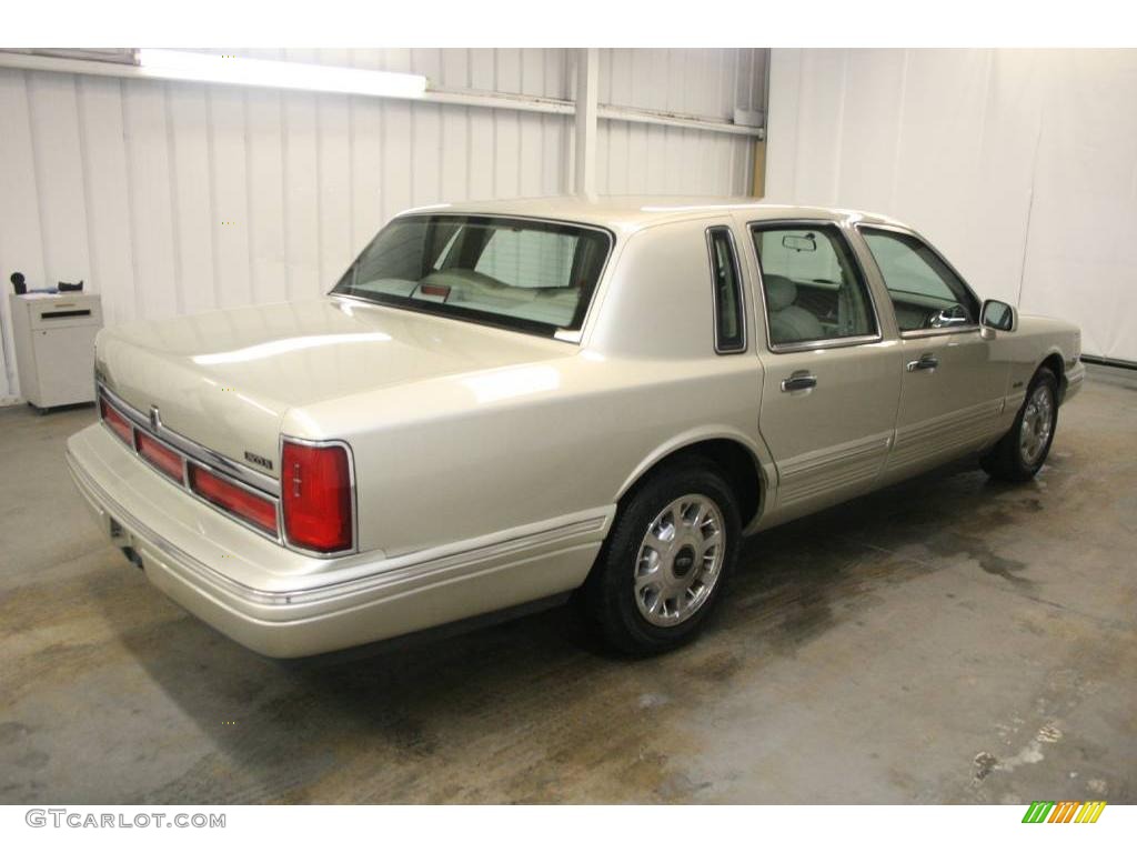 1997 Town Car Executive - Light Prairie Tan Metallic / Light Graphite photo #5
