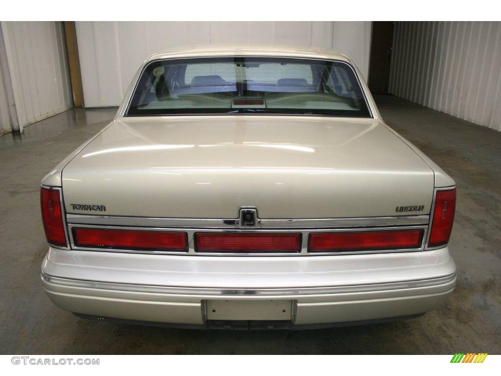 1997 Town Car Executive - Light Prairie Tan Metallic / Light Graphite photo #6