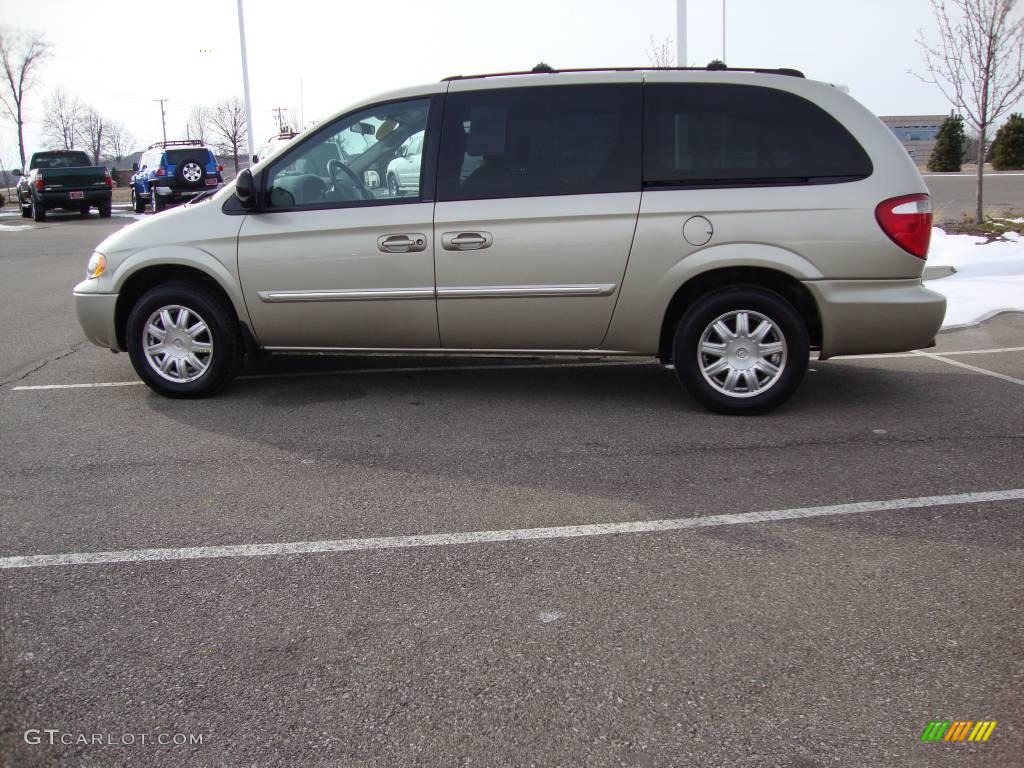 2005 Town & Country Touring - Linen Gold Metallic / Dark Khaki/Light Graystone photo #8