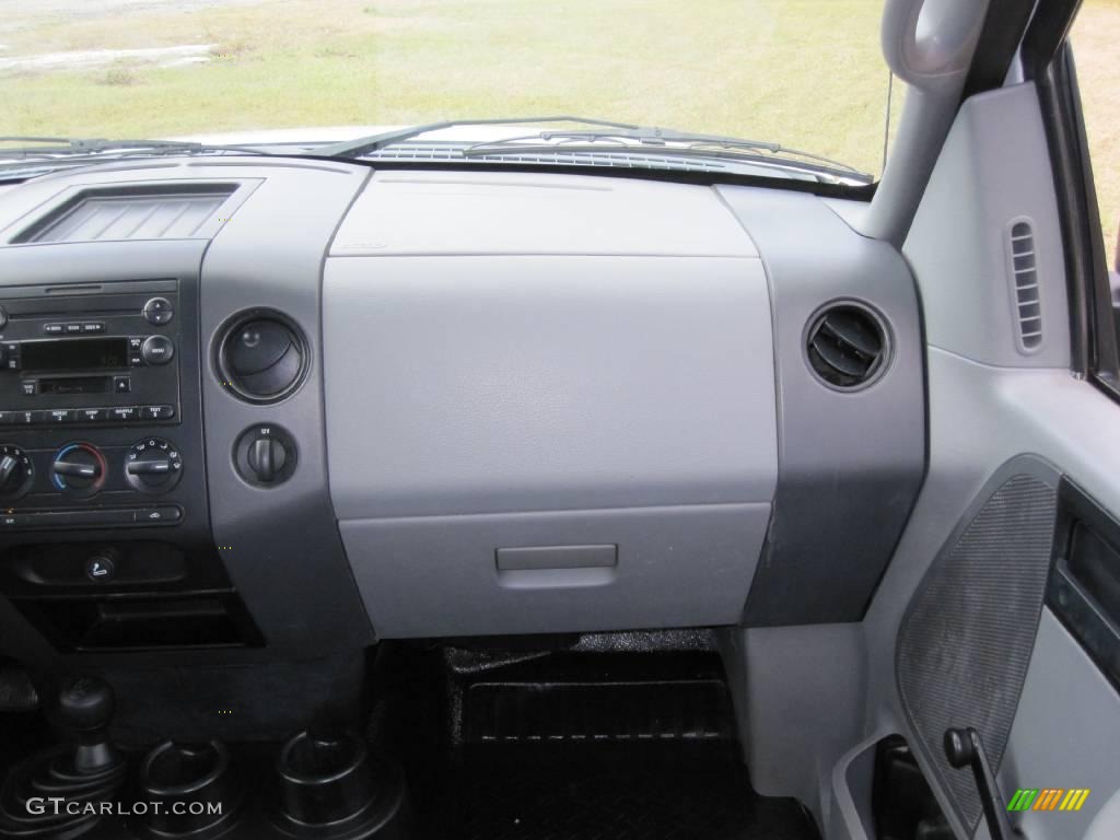 2006 F150 XL SuperCab 4x4 - Oxford White / Medium Flint photo #26