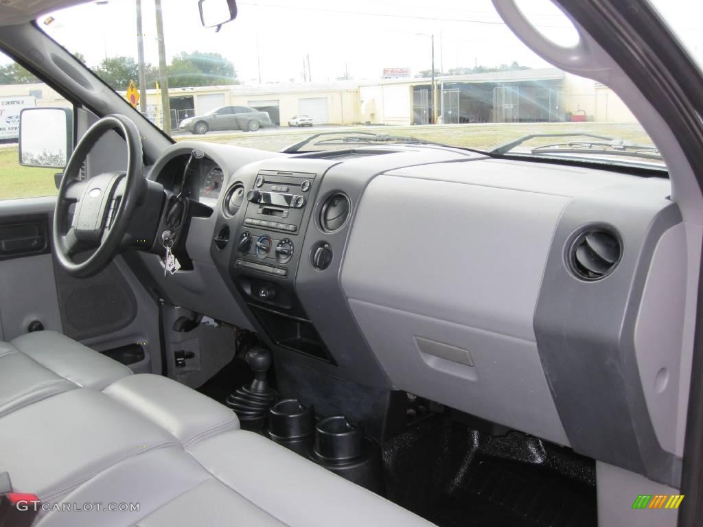 2006 F150 XL SuperCab 4x4 - Oxford White / Medium Flint photo #29