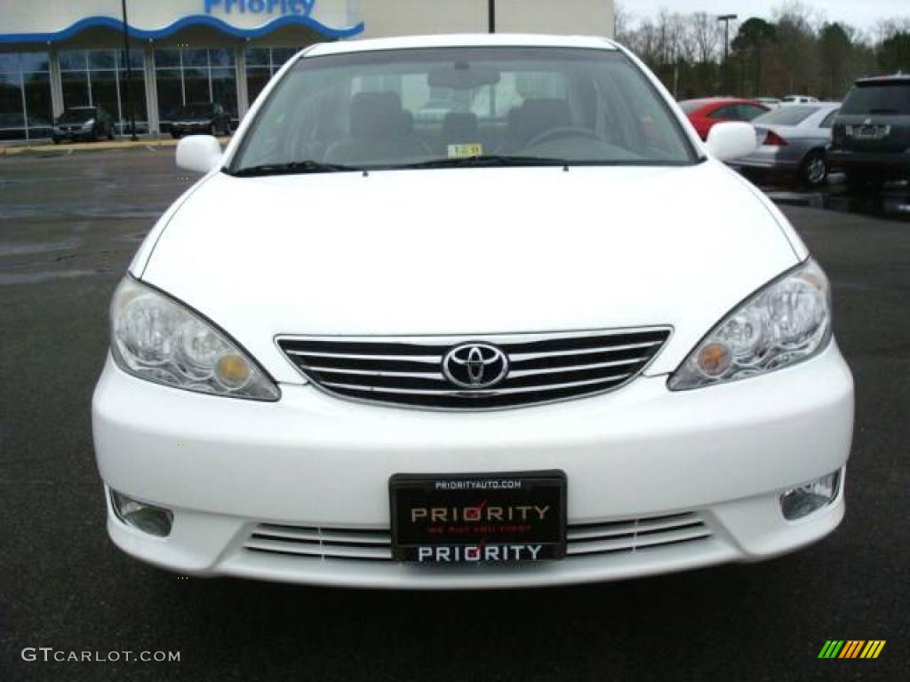 2005 Camry XLE - Super White / Gray photo #9