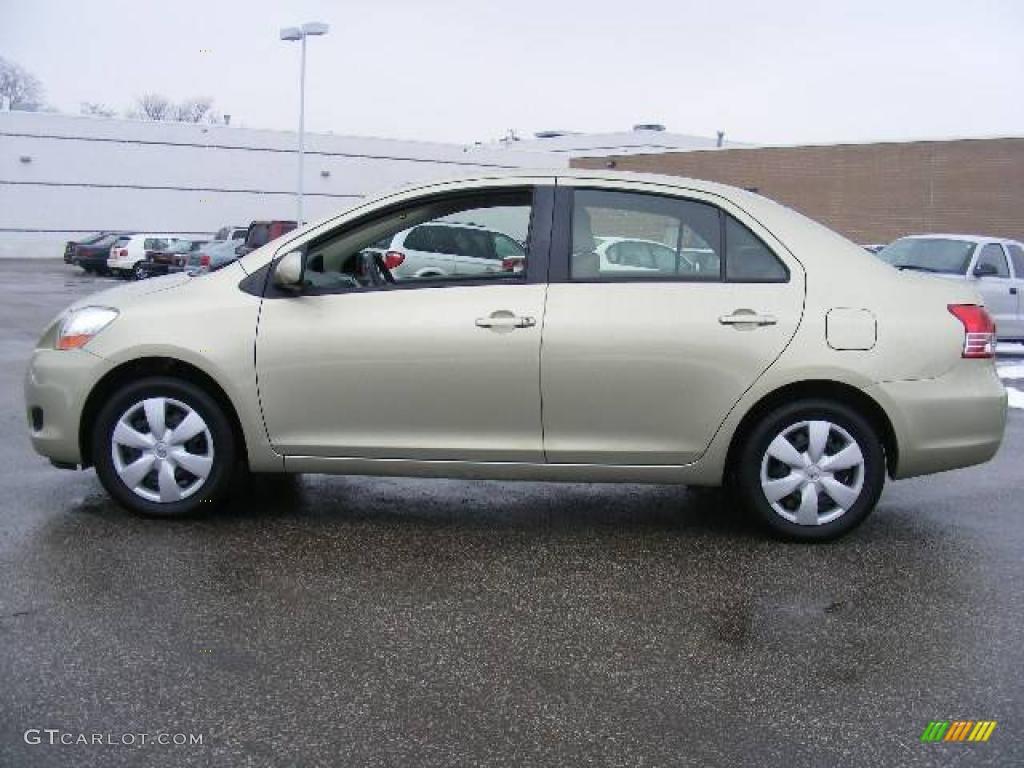 2007 Yaris Sedan - Olive Mist / Bisque photo #2