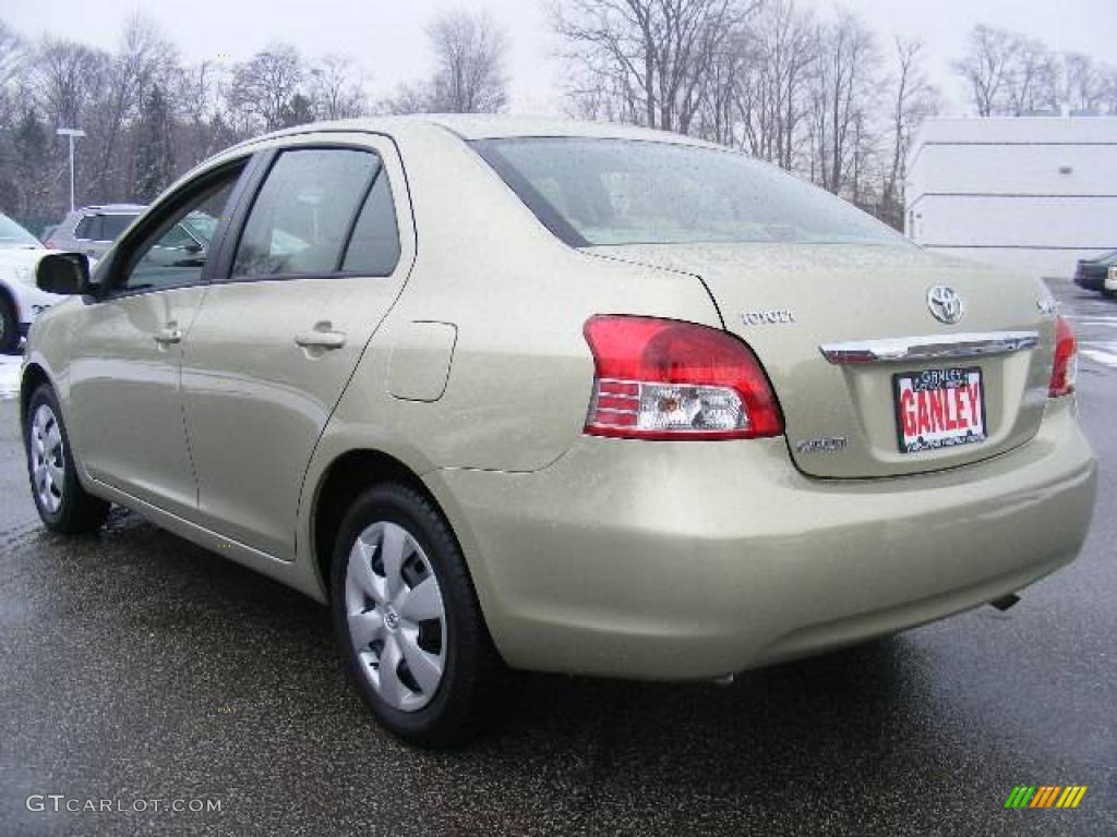 2007 Yaris Sedan - Olive Mist / Bisque photo #3