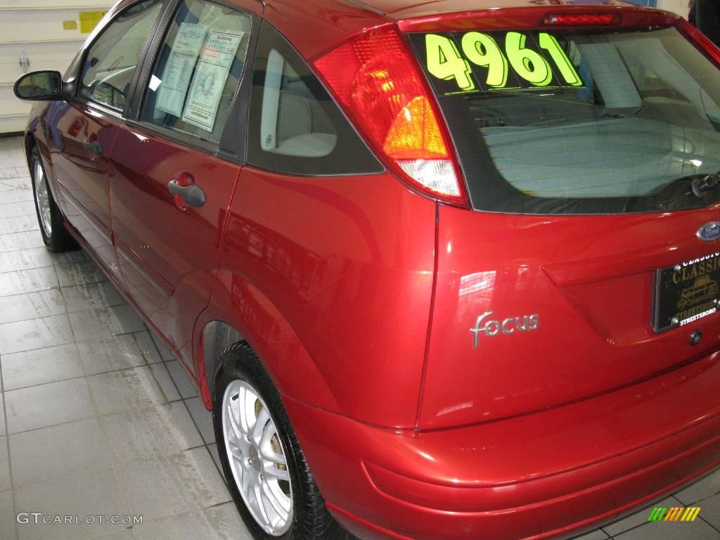 2003 Focus ZX5 Hatchback - Sangria Red Metallic / Medium Graphite photo #7