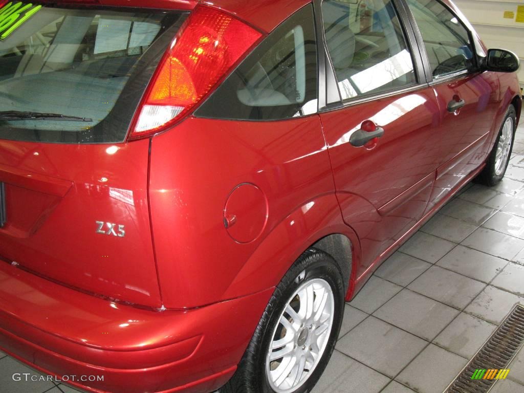 2003 Focus ZX5 Hatchback - Sangria Red Metallic / Medium Graphite photo #8