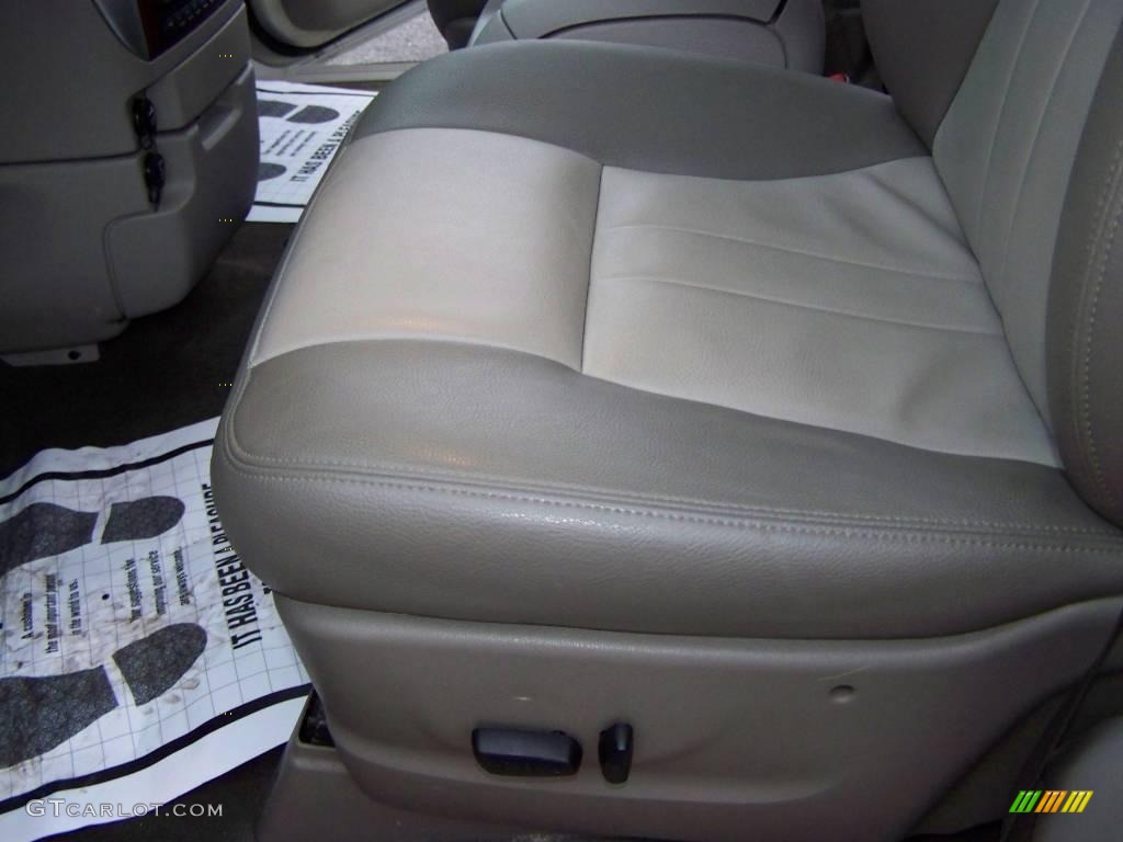 2007 Town & Country Touring - Cool Vanilla White / Dark Khaki/Light Graystone photo #9