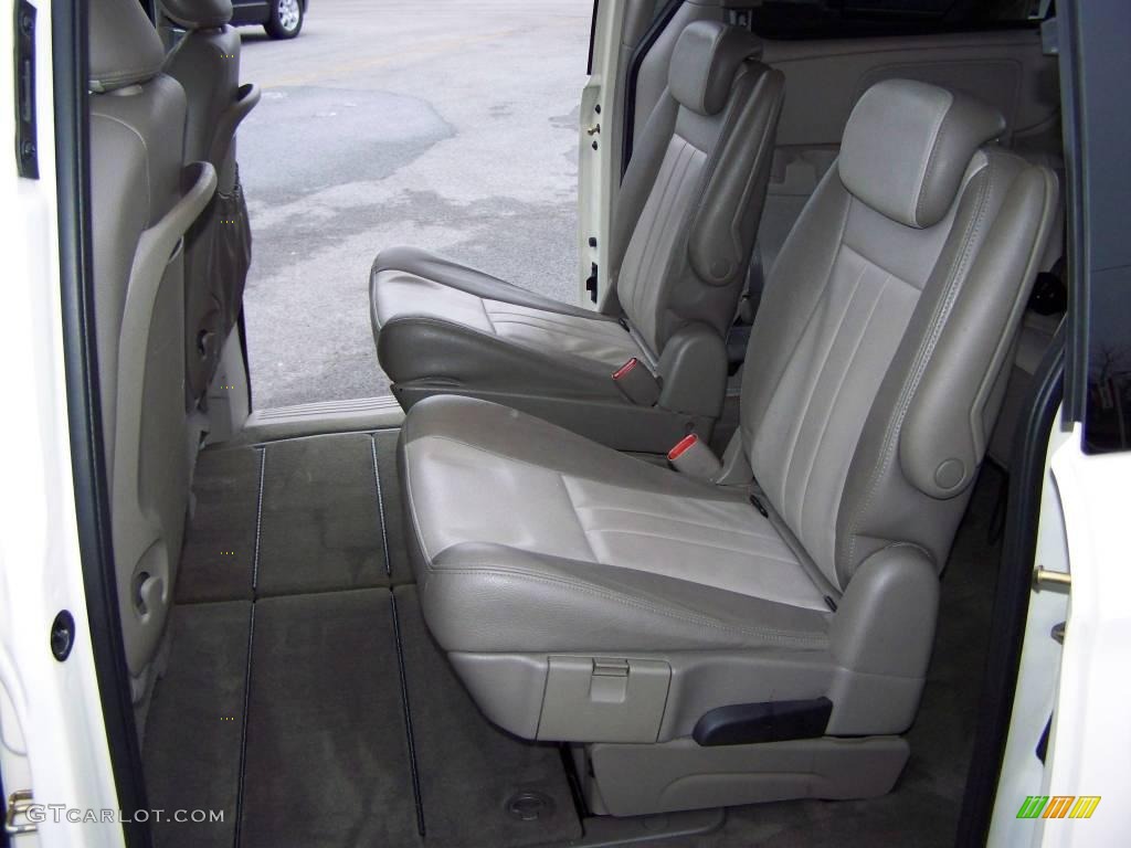 2007 Town & Country Touring - Cool Vanilla White / Dark Khaki/Light Graystone photo #11