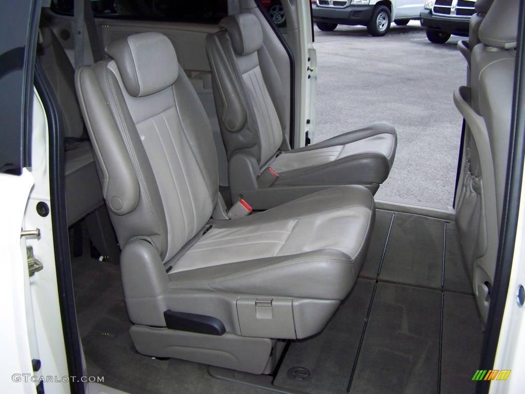 2007 Town & Country Touring - Cool Vanilla White / Dark Khaki/Light Graystone photo #13