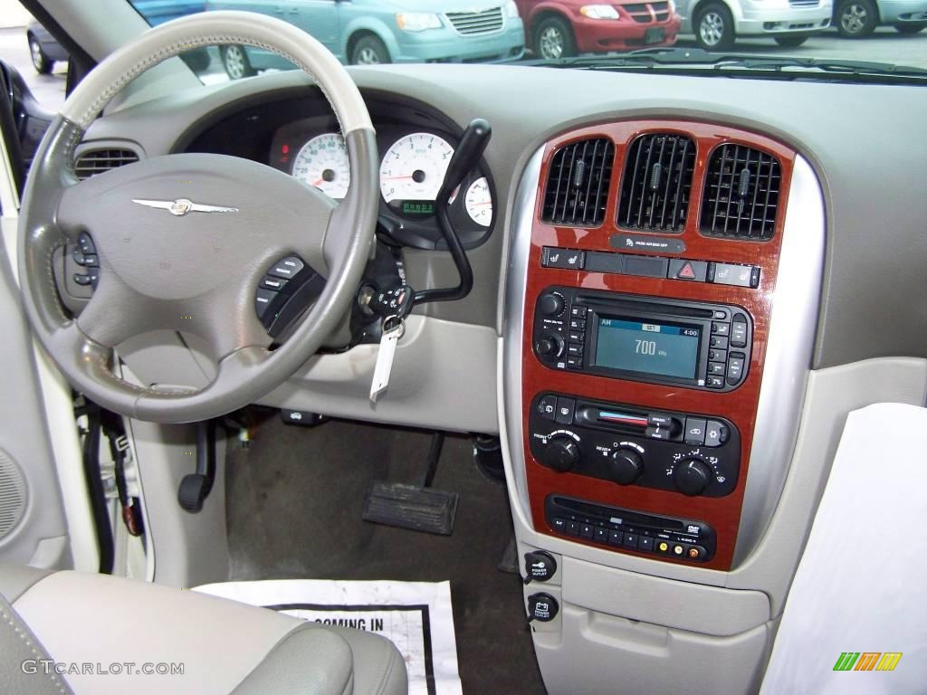 2007 Town & Country Touring - Cool Vanilla White / Dark Khaki/Light Graystone photo #18