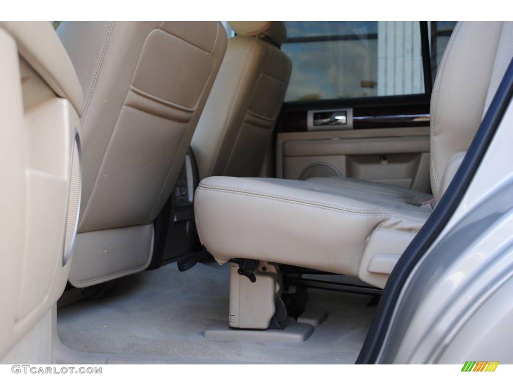 2005 Navigator Luxury 4x4 - Light French Silk Metallic / Camel photo #20