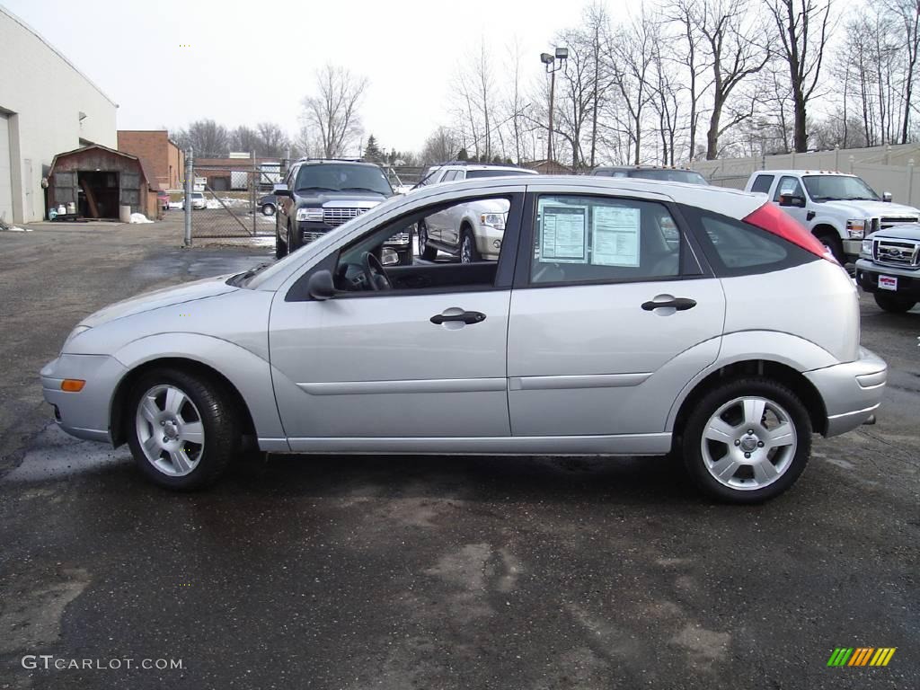 2005 Focus ZX5 SES Hatchback - CD Silver Metallic / Dark Flint/Light Flint photo #2