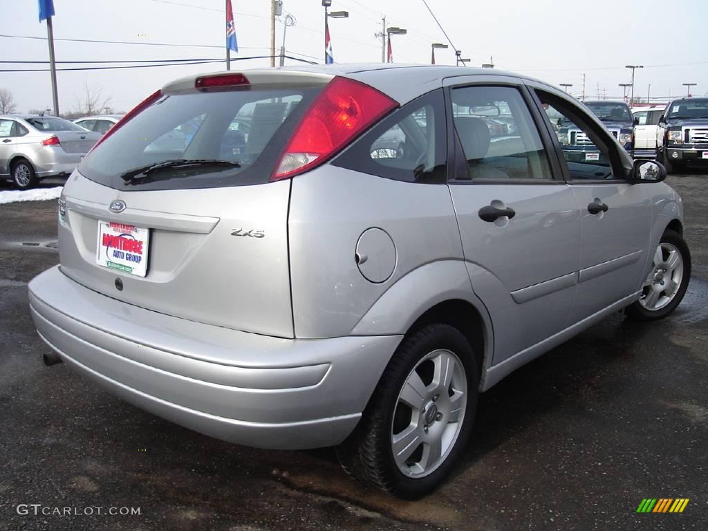 2005 Focus ZX5 SES Hatchback - CD Silver Metallic / Dark Flint/Light Flint photo #5