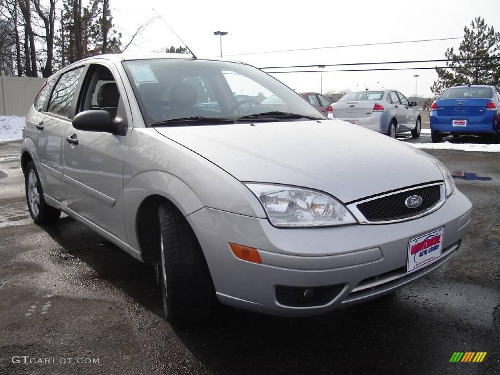 2005 Focus ZX5 SES Hatchback - CD Silver Metallic / Dark Flint/Light Flint photo #7