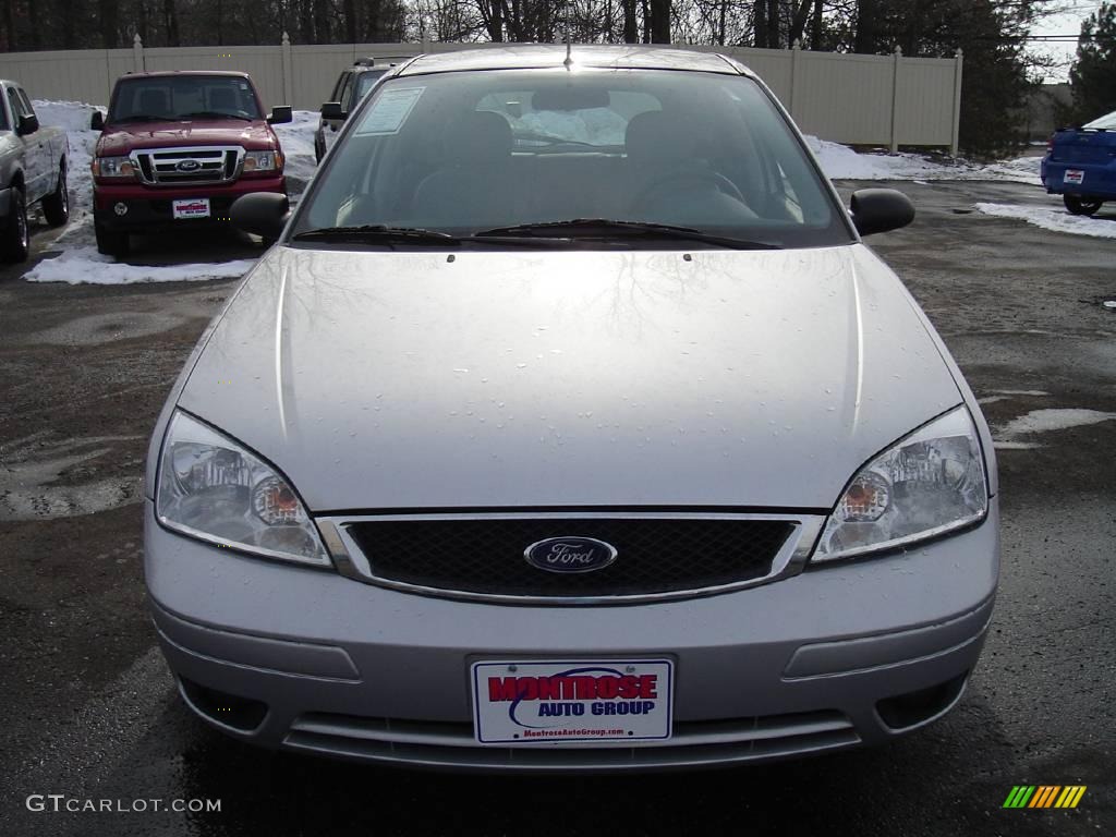 2005 Focus ZX5 SES Hatchback - CD Silver Metallic / Dark Flint/Light Flint photo #8