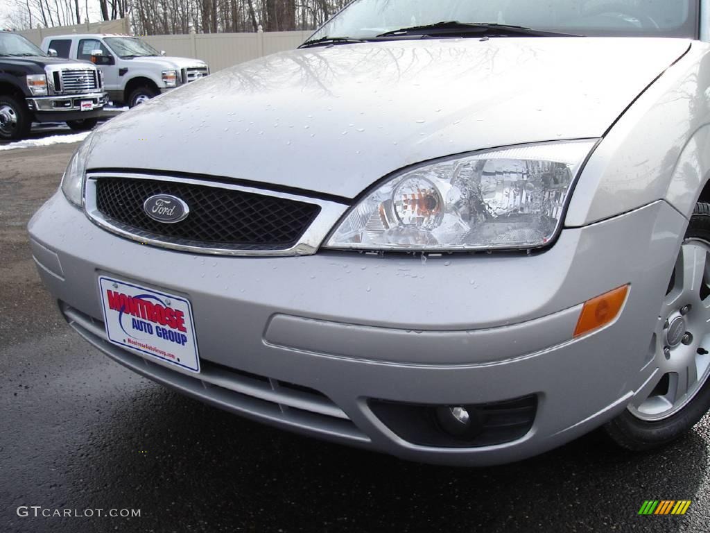 2005 Focus ZX5 SES Hatchback - CD Silver Metallic / Dark Flint/Light Flint photo #9