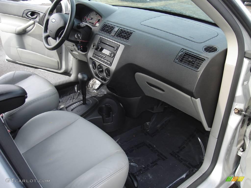 2005 Focus ZX5 SES Hatchback - CD Silver Metallic / Dark Flint/Light Flint photo #20