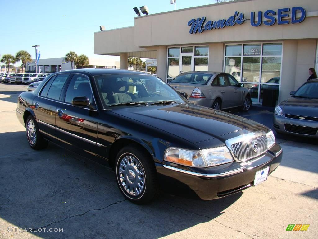 2004 Grand Marquis GS - Black Clearcoat / Dark Charcoal photo #2