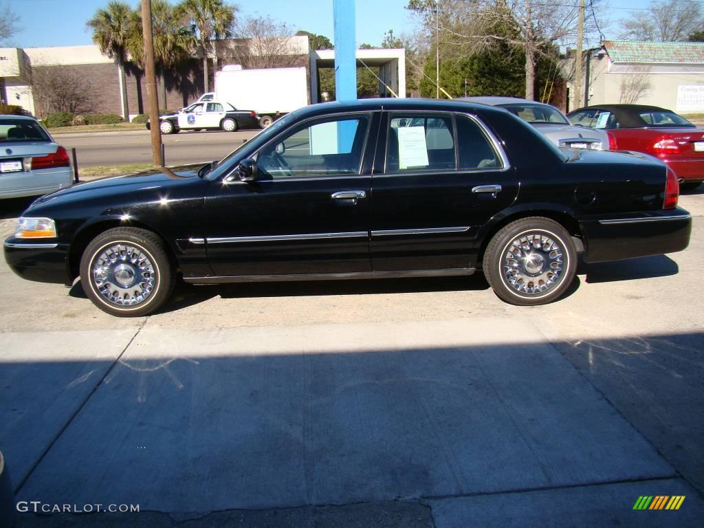 2004 Grand Marquis GS - Black Clearcoat / Dark Charcoal photo #5
