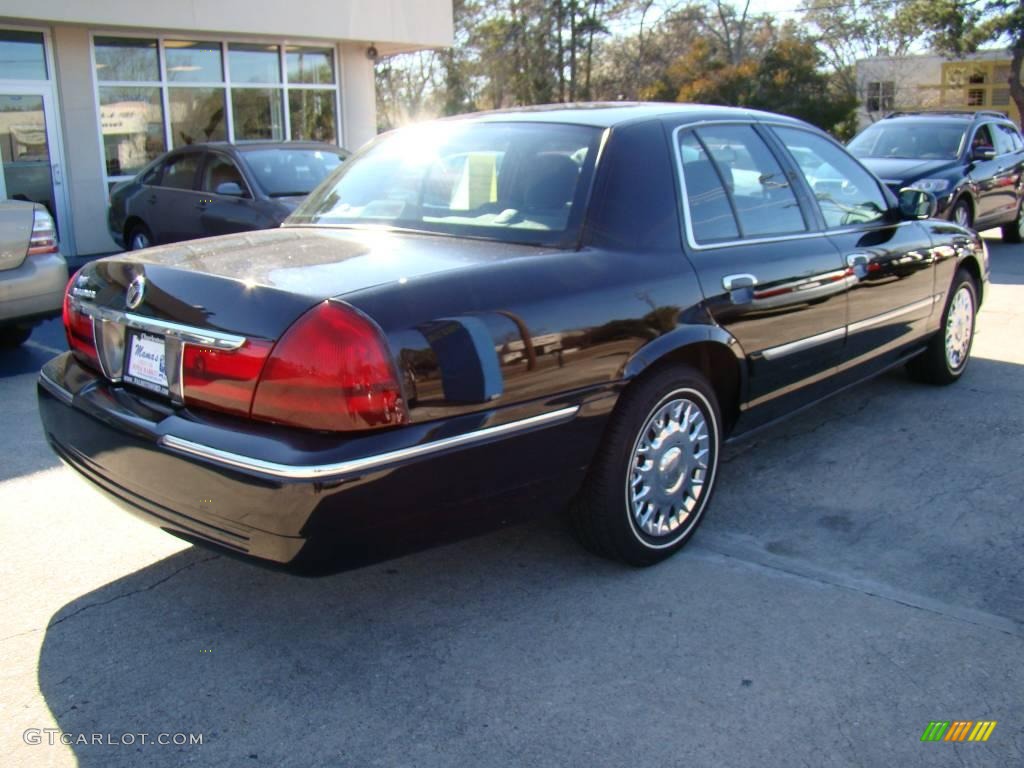2004 Grand Marquis GS - Black Clearcoat / Dark Charcoal photo #8