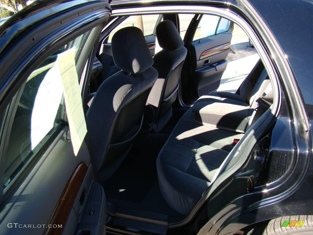 2004 Grand Marquis GS - Black Clearcoat / Dark Charcoal photo #11