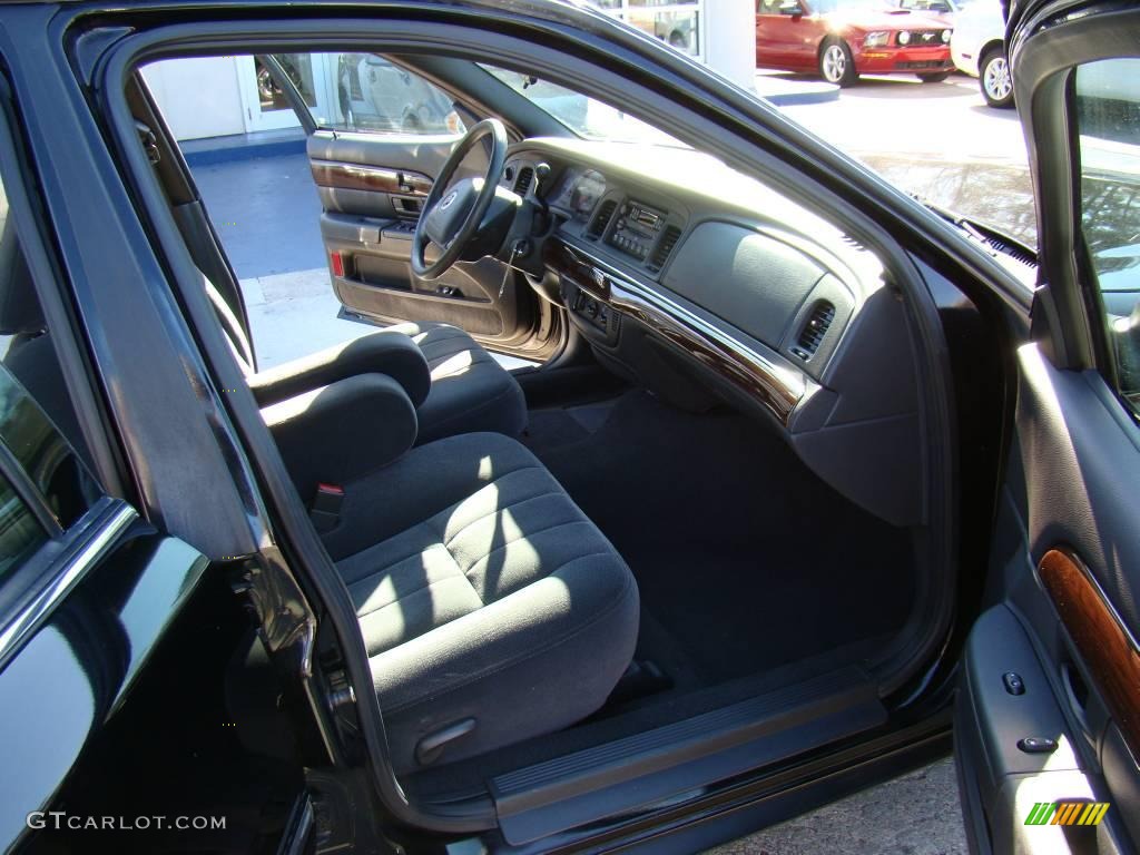 2004 Grand Marquis GS - Black Clearcoat / Dark Charcoal photo #12