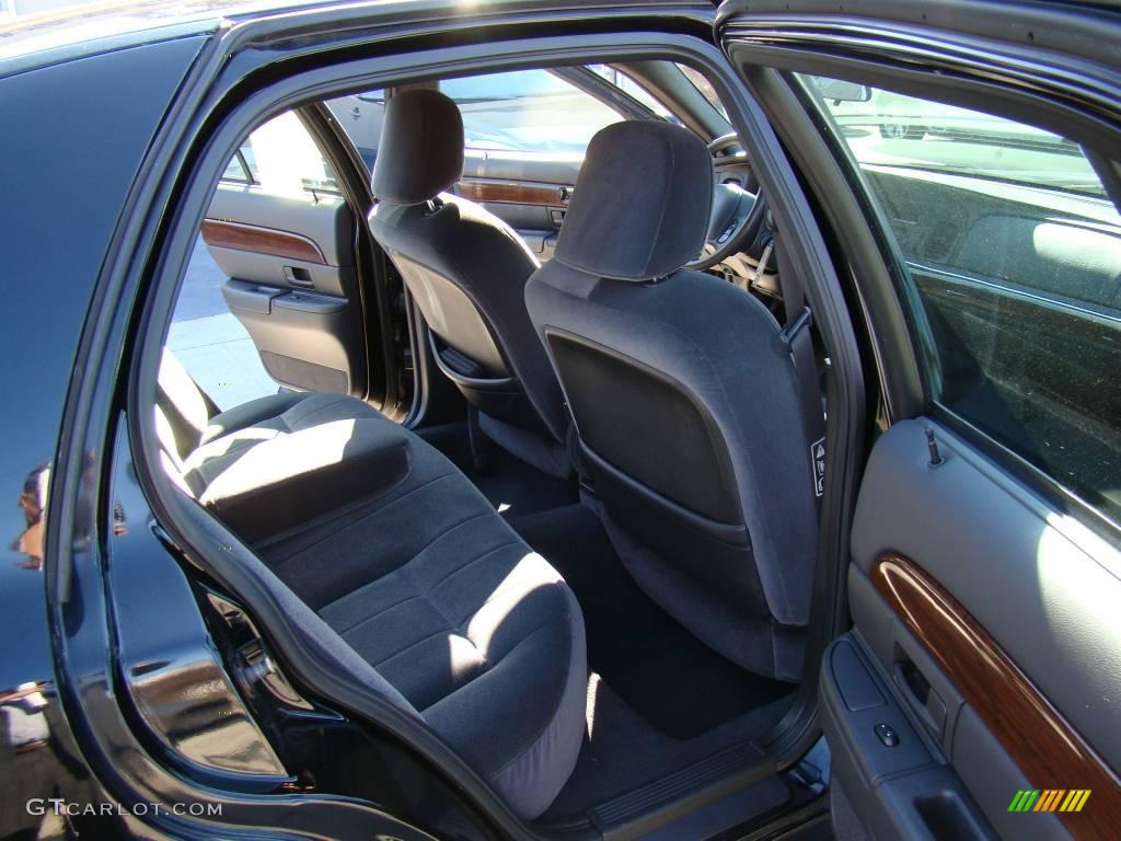 2004 Grand Marquis GS - Black Clearcoat / Dark Charcoal photo #13