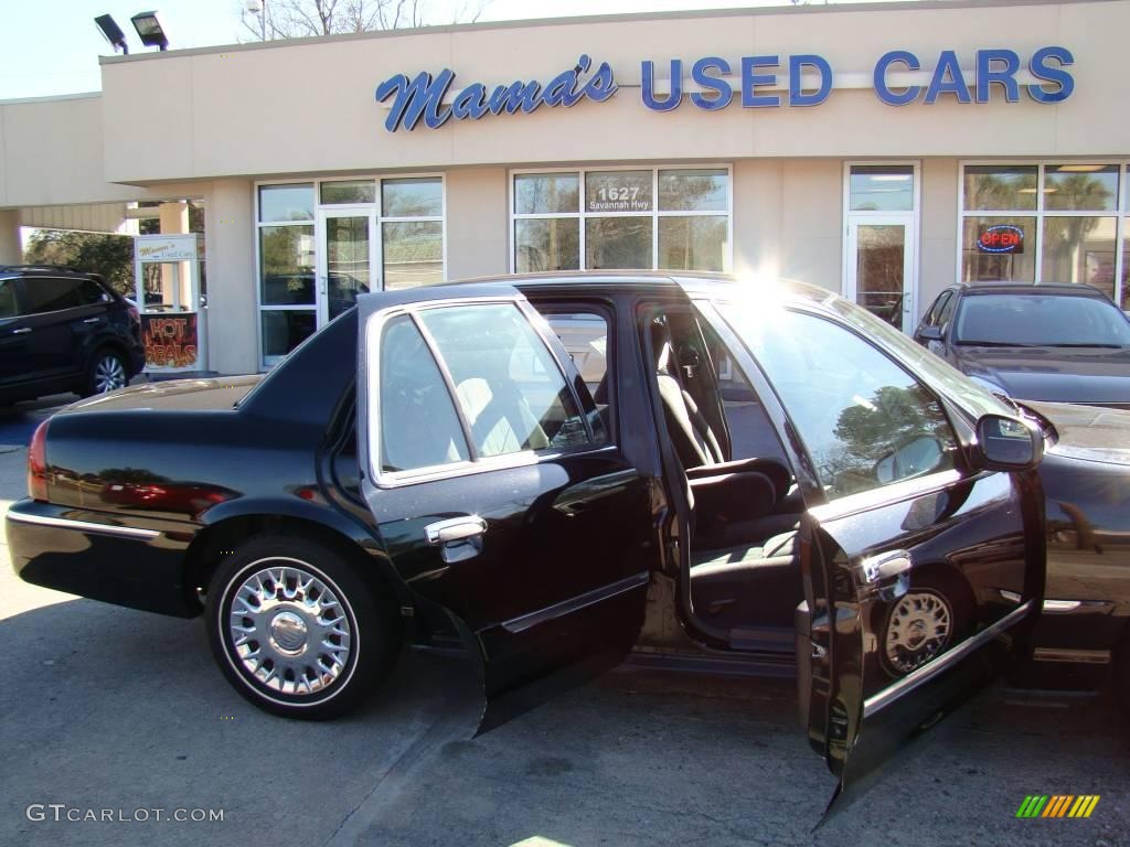 2004 Grand Marquis GS - Black Clearcoat / Dark Charcoal photo #15