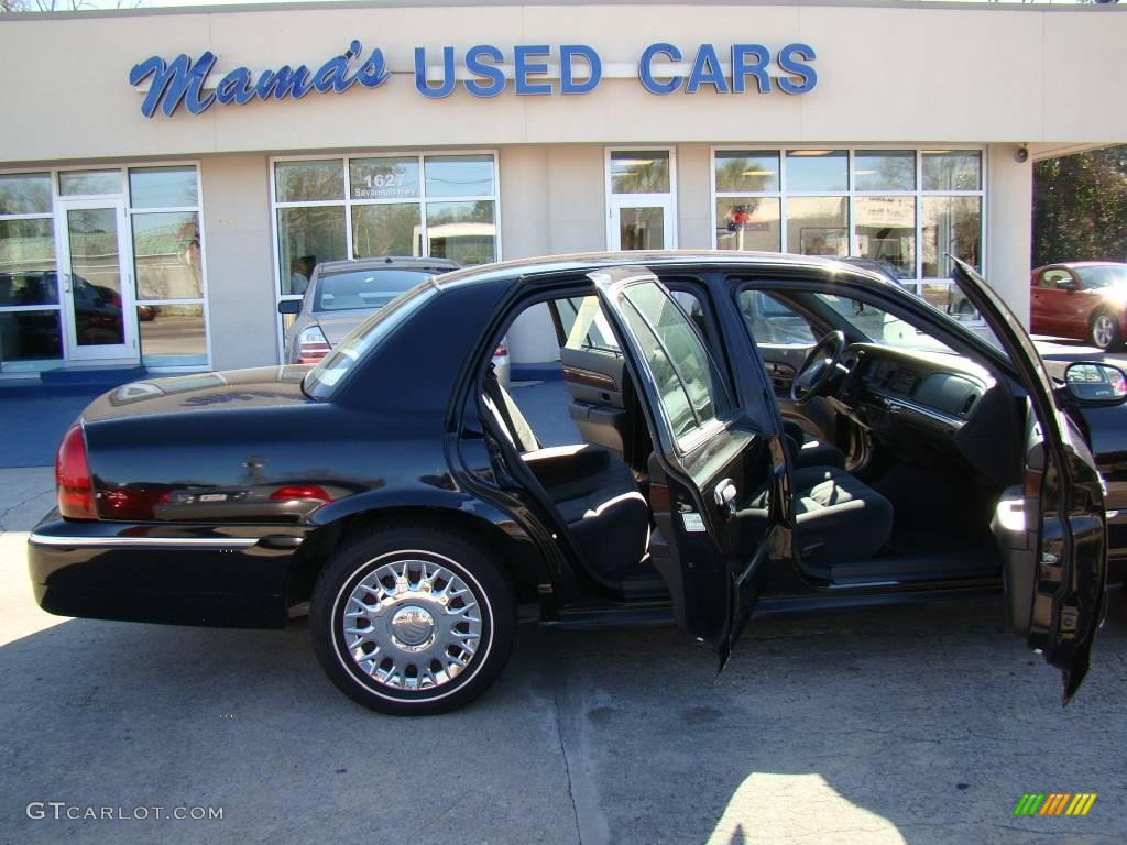 2004 Grand Marquis GS - Black Clearcoat / Dark Charcoal photo #16